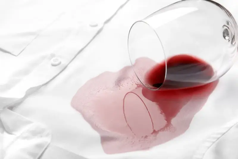 Wino na białej bluzce? Sprawdź, jak skutecznie usunąć plamę!